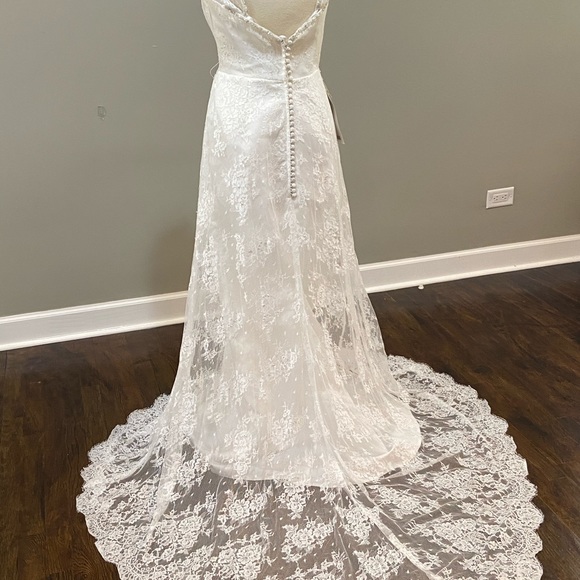 FREE Shipping! Jasmine Lace Wedding Dress - Picture 4 of 8